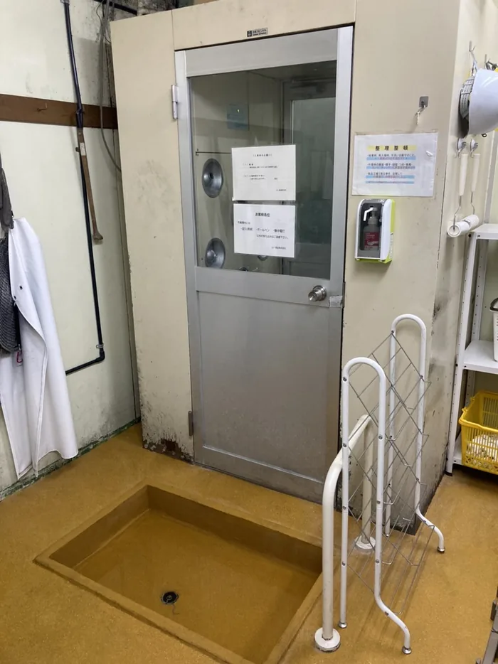 作業場入口の扉と足元の消毒槽