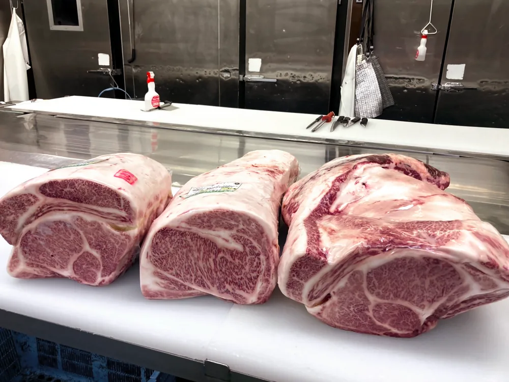 作業台に並べた3つの牛肉ブロック