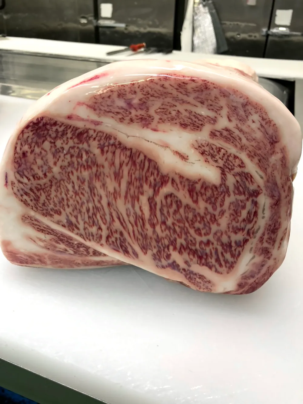 霜降りの入った牛肉ブロックの断面