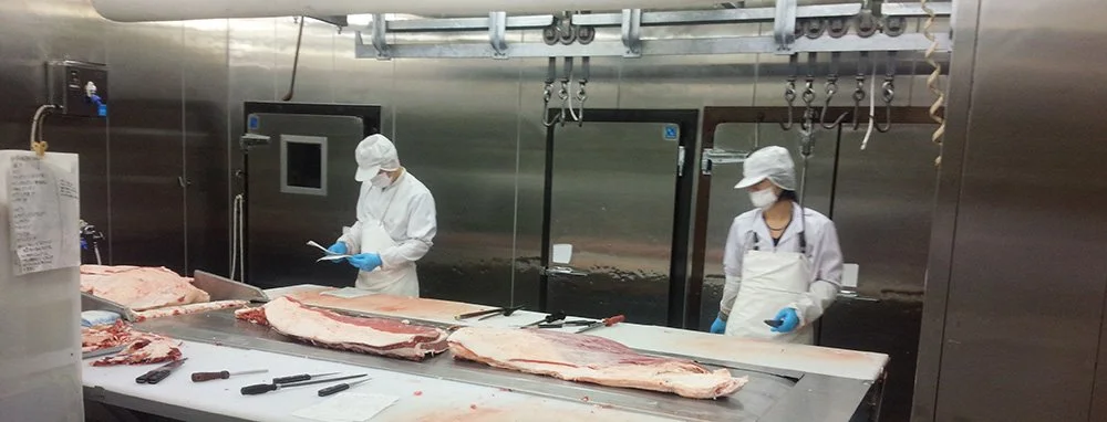 加工場での食肉カット作業の様子